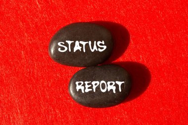 Kırmızı zemin üzerinde siyah taşlar üzerine yazılmış durum raporu mesajı. Kavramsal durum raporu sembolü. Boşluğu kopyala.