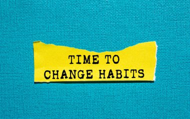 Mavi arka planda yırtık sarı kağıt parçasına yazılmış alışkanlık mesajı değiştirme zamanı. Alışkanlık sembolünü değiştirmek için kavramsal zaman. Boşluğu kopyala.