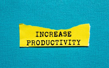 Mavi arkaplandaki yırtık sarı kağıt parçasına yazılan verimlilik mesajını çoğalt. Kavramsal üretkenlik sembolü. Boşluğu kopyala.