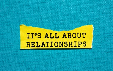 Her şey, mavi arka planda yırtık sarı kağıt parçasına yazılmış ilişki mesajlarıyla ilgili. Kavramsal her şey ilişkiler sembolüdür. Boşluğu kopyala.