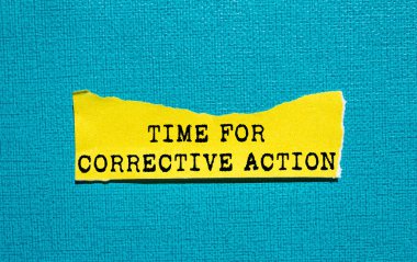 Mavi arka planda yırtık sarı kağıt parçasına yazılmış düzeltici eylem mesajı zamanı. Düzeltici eylem sembolü için kavramsal zaman. Boşluğu kopyala.