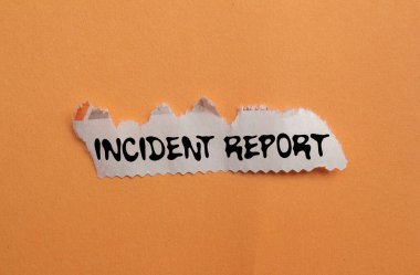 Turuncu arka planda yırtık bir gazete parçasına yazılmış olay raporu. Kavramsal olay raporu sembolü. Boşluğu kopyala.