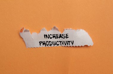 Turuncu arka plandaki yırtık gazete parçasına yazılan verimlilik mesajını çoğalt. Kavramsal üretkenlik sembolü. Boşluğu kopyala.