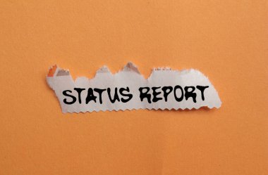 Turuncu arka plandaki yırtık gazete parçasına yazılmış durum raporu mesajı. Kavramsal durum raporu sembolü. Boşluğu kopyala.