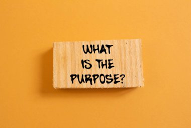 Turuncu arka planda ahşap parçasına yazılmış mesaj nedir? Amaç sembolü nedir kavramsal olarak. Boşluğu kopyala.