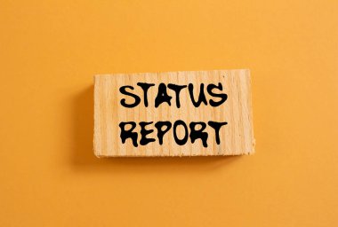 Turuncu arka planda tahta parçasına yazılmış durum raporu mesajı. Kavramsal durum raporu sembolü. Boşluğu kopyala.