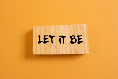 Turuncu arka plandaki tahta parçasına bir mesaj olsun. Kavramsal bırak sembol olsun. Boşluğu kopyala.