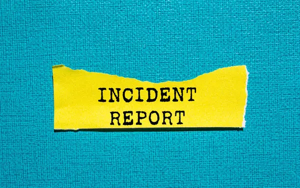 Olay raporu mavi arka planda yırtık sarı kağıt parçasına yazılmış. Kavramsal olay raporu sembolü. Boşluğu kopyala.