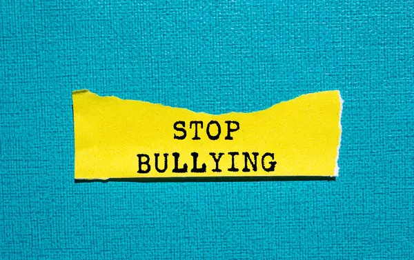 Mavi arka planda yırtık sarı kağıt parçasına yazılan mesajla uğraşmayı bırak. Kavramsal zorbalık sembolünü durdur. Boşluğu kopyala.