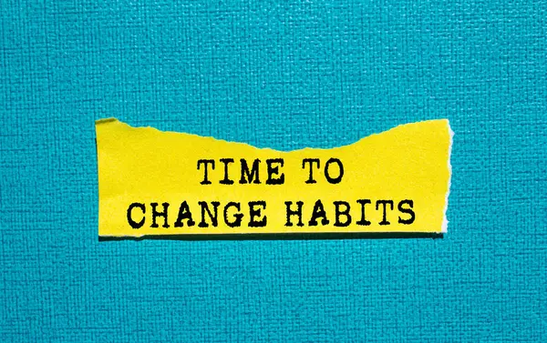 Mavi arka planda yırtık sarı kağıt parçasına yazılmış alışkanlık mesajı değiştirme zamanı. Alışkanlık sembolünü değiştirmek için kavramsal zaman. Boşluğu kopyala.