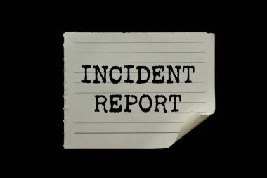Olay raporu siyah arka plandaki yırtık kağıt parçasına yazılmış. Kavramsal olay raporu sembolü. Boşluğu kopyala.