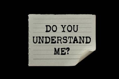 Siyah arka planda yırtık kağıt parçasına yazdığım mesajı anlıyor musun? Kavramsal sembolümü anlıyor musun? Boşluğu kopyala.