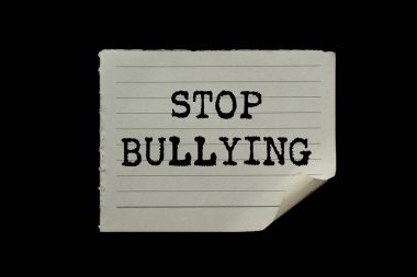 Siyah arka planda yırtık kağıt parçasına yazılan mesajlara zorbalık etmeyi bırak. Kavramsal zorbalık sembolünü durdur. Boşluğu kopyala.