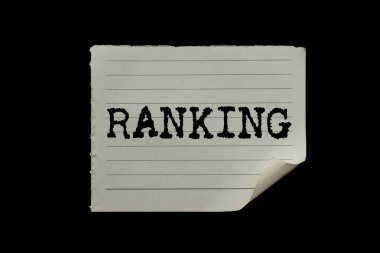 Siyah arkaplandaki yırtık kağıt parçasına yazılmış sıralama mesajı. Kavramsal sıralama sembolü. Boşluğu kopyala.