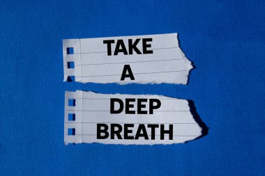 Mavi arka planda yırtık beyaz kağıt parçaları üzerine yazılmış derin bir nefes mesajı alın. Kavramsal bir nefes alma sembolü. Boşluğu kopyala.