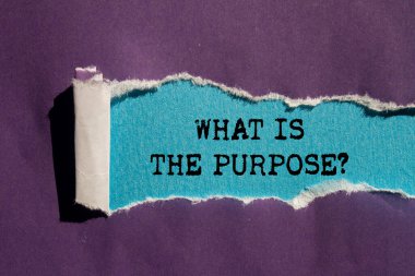 Mavi arkaplandaki yırtık mor kağıda yazılan mesaj nedir? Amaç sembolü nedir kavramsal olarak. Boşluğu kopyala.