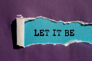 Mavi arka plandaki yırtık mor kağıda yazılmış bir mesaj olsun. Kavramsal bırak sembol olsun. Boşluğu kopyala.