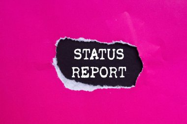 Siyah arka planda yırtık pembe kağıda yazılmış durum raporu mesajı. Kavramsal durum raporu sembolü. Boşluğu kopyala.