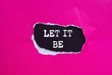 Siyah arka plandaki yırtık pembe kağıda yazılmış bir mesaj olsun. Kavramsal bırak sembol olsun. Boşluğu kopyala.