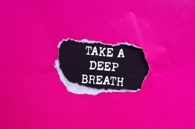 Siyah arka planda yırtılmış pembe kağıda yazılmış derin bir nefes mesajı alın. Kavramsal bir nefes alma sembolü. Boşluğu kopyala.