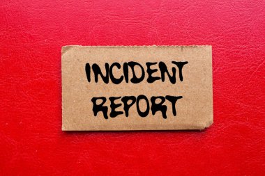 Kırmızı arka planda yırtık karton kağıt parçasına yazılmış olay raporu mesajı. Kavramsal olay raporu sembolü. Boşluğu kopyala.