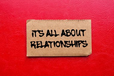 Her şey kırmızı arka planda yırtık karton kağıt parçasına yazılmış ilişki mesajlarıyla ilgili. Kavramsal her şey ilişkiler sembolüdür. Boşluğu kopyala.