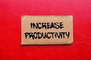 Kırmızı zemin üzerindeki yırtık karton kağıt parçasına yazılan verimlilik mesajını çoğalt. Kavramsal üretkenlik sembolü. Boşluğu kopyala.