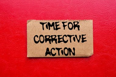 Kırmızı arka planda yırtık karton kağıt parçasına yazılmış düzeltici eylem mesajı zamanı. Düzeltici eylem sembolü için kavramsal zaman. Boşluğu kopyala.