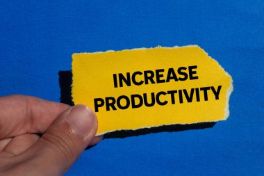 Mavi arkaplandaki yırtık sarı kağıt parçasına yazılan verimlilik mesajını çoğalt. Kavramsal üretkenlik sembolü. Boşluğu kopyala.