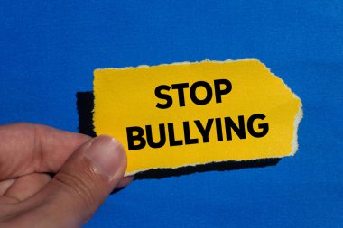 Mavi arka planda yırtık sarı kağıt parçasına yazılan mesajla uğraşmayı bırak. Kavramsal zorbalık sembolünü durdur. Boşluğu kopyala.