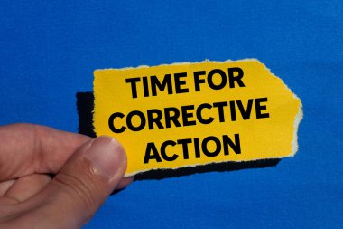 Mavi arka planda yırtık sarı kağıt parçasına yazılmış düzeltici eylem mesajı zamanı. Düzeltici eylem sembolü için kavramsal zaman. Boşluğu kopyala.