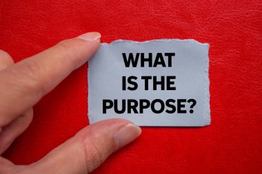 Kırmızı arka plandaki yırtık gri kağıt parçasına yazılmış mesaj nedir? Amaç sembolü nedir kavramsal olarak. Boşluğu kopyala.