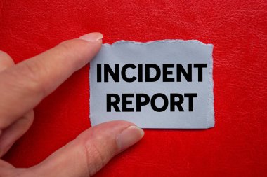 Kırmızı arka planda yırtık gri kağıt parçasına yazılmış olay raporu. Kavramsal olay raporu sembolü. Boşluğu kopyala.