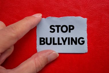 Kırmızı arka plandaki yırtık gri kağıt parçasına yazılan mesajla uğraşmayı bırak. Kavramsal zorbalık sembolünü durdur. Boşluğu kopyala.