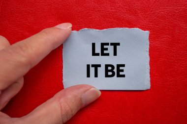 Kırmızı arka planda yırtık gri kağıt üzerine yazılmış bir mesaj olsun. Kavramsal bırak sembol olsun. Boşluğu kopyala.