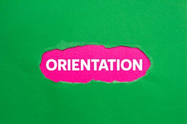 Pembe arka planda yırtık yeşil kağıda oryantasyon mesajı yazılmış. Kavramsal yönelim sembolü. Boşluğu kopyala.