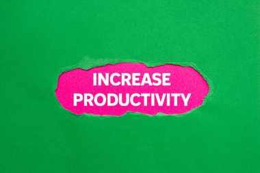 Pembe arka plandaki yırtık yeşil kağıda yazılan verimlilik mesajını çoğalt. Kavramsal üretkenlik sembolü. Boşluğu kopyala.