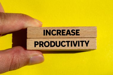 Sarı zemin üzerindeki tahta bloklara yazılan verimlilik mesajını çoğalt. Kavramsal üretkenlik sembolü. Boşluğu kopyala.