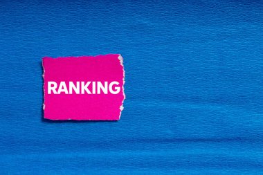 Mavi arka planda yırtık pembe kağıda yazılmış bir not. Kavramsal sıralama sembolü. Boşluğu kopyala.