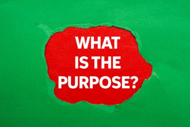 Kırmızı arka plandaki yırtık yeşil kağıda yazılan mesaj nedir? Amaç sembolü nedir kavramsal olarak. Boşluğu kopyala.