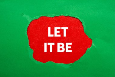 Kırmızı arka planda yırtık yeşil kağıda yazılmış bir mesaj olsun. Kavramsal bırak sembol olsun. Boşluğu kopyala.