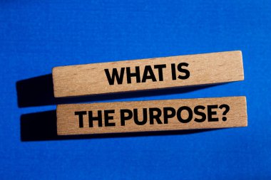 Mavi arka plandaki tahta bloklara yazılmış mesaj nedir? Amaç sembolü nedir kavramsal olarak. Boşluğu kopyala.