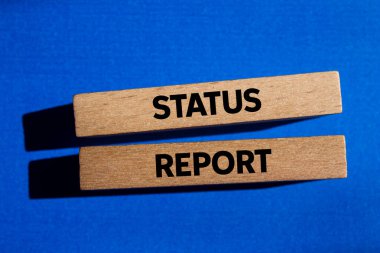 Mavi arkaplandaki tahta bloklara yazılmış durum raporu mesajı. Kavramsal durum raporu sembolü. Boşluğu kopyala.