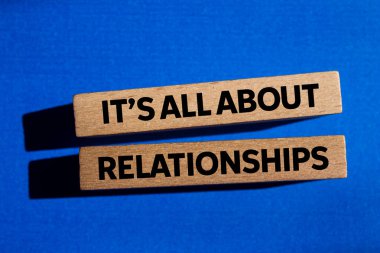  Her şey, mavi arka plandaki tahta bloklara yazılmış ilişki mesajlarıyla ilgili. Kavramsal her şey ilişkiler sembolüdür. Boşluğu kopyala.