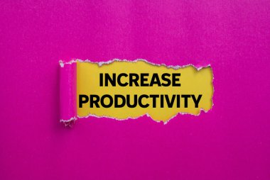 Sarı arka plandaki yırtık pembe kağıda yazılan verimlilik mesajını çoğalt. Kavramsal üretkenlik sembolü. Boşluğu kopyala.