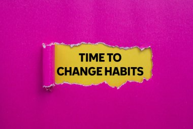 Sarı arka plandaki yırtık pembe kağıda yazılan alışkanlık mesajını değiştirme zamanı. Alışkanlık sembolünü değiştirmek için kavramsal zaman. Boşluğu kopyala.