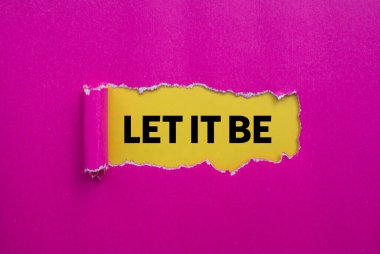 Sarı arka planda yırtık pembe kağıda yazılmış bir mesaj olsun. Kavramsal bırak sembol olsun. Boşluğu kopyala.