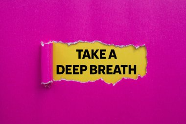 Sarı arka plandaki yırtık pembe kağıda yazılmış derin bir nefes mesajı alın. Kavramsal bir nefes alma sembolü. Boşluğu kopyala.