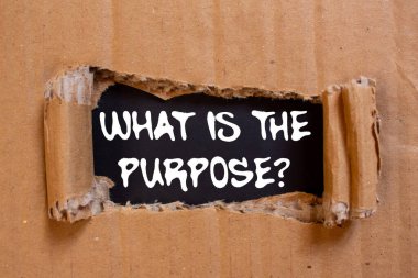 Siyah arka planda yırtılmış karton kağıda yazılmış mesaj nedir? Amaç sembolü nedir kavramsal olarak. Boşluğu kopyala.