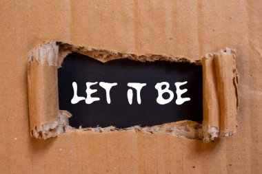 Siyah arka plandaki yırtık karton kağıda yazılmış bir mesaj olsun. Kavramsal bırak sembol olsun. Boşluğu kopyala.